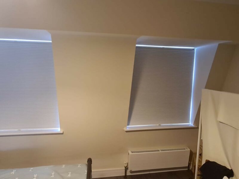 32mm Duette in colour 4255 Unik Duo Tone blackout with white hardware