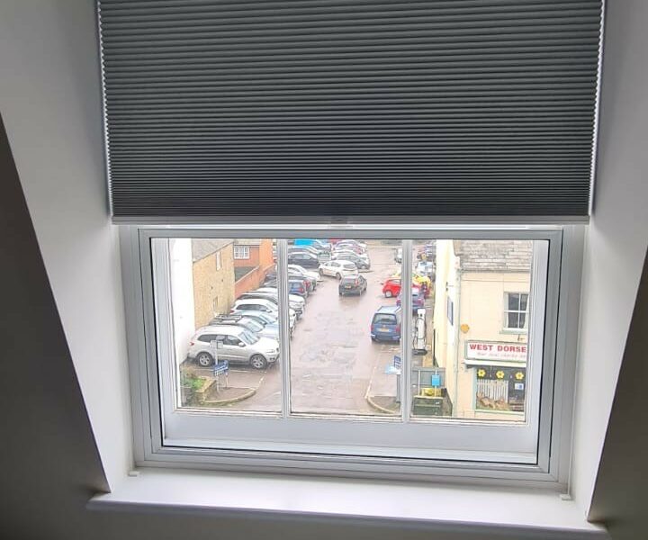32mm Duette in colour 4255 Unik Duo Tone blackout with white hardware